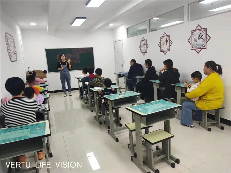 开业招生团队向家长介绍锋格教学