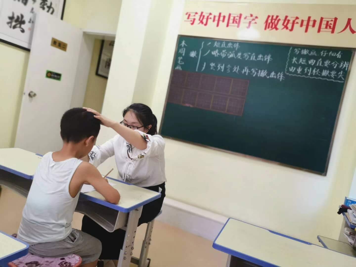 家长该怎样鼓励孩子，让孩子坚持练字？